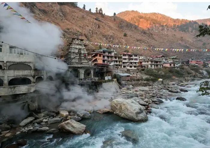 Yamunotri steaming Surya Kund snowy peaks