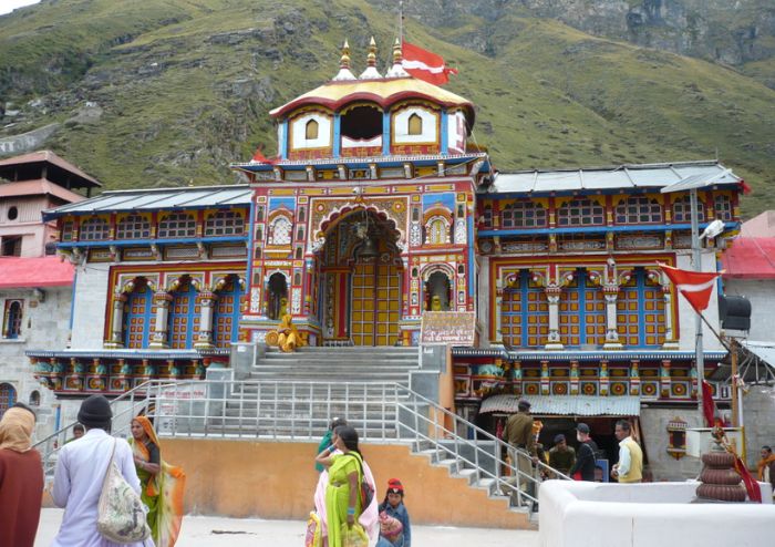 Gangotri ancient temple Bhagirathi River