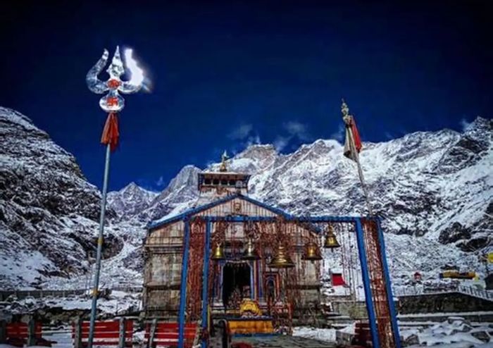 Badrinath temple Neelkanth peak backdrop